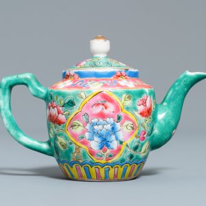 A Chinese turquoise-ground famille rose ewer for the Straits or Peranakan market, 19th C. — 照片 4