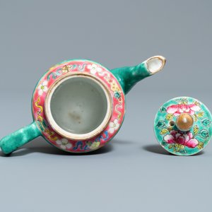 A Chinese turquoise-ground famille rose ewer for the Straits or Peranakan market, 19th C. — 照片 6