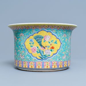 A Chinese turquoise-ground famille rose jardinière, 19th C. — 照片 1