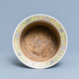 A Chinese turquoise-ground famille rose jardinière, 19th C. — 照片 5