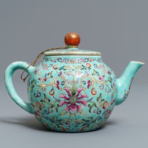A Chinese turquoise-ground famille rose teapot, Jiaqing mark, Republic, 20th C. — 照片 2