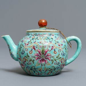 A Chinese turquoise-ground famille rose teapot, Jiaqing mark, Republic, 20th C. — 照片 4