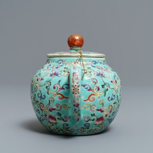 A Chinese turquoise-ground famille rose teapot, Jiaqing mark, Republic, 20th C. — 照片 5