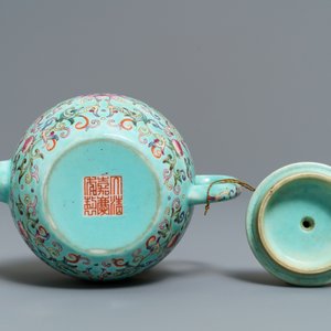 A Chinese turquoise-ground famille rose teapot, Jiaqing mark, Republic, 20th C. — 照片 7