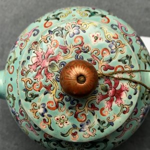 A Chinese turquoise-ground famille rose teapot, Jiaqing mark, Republic, 20th C. — 照片 8