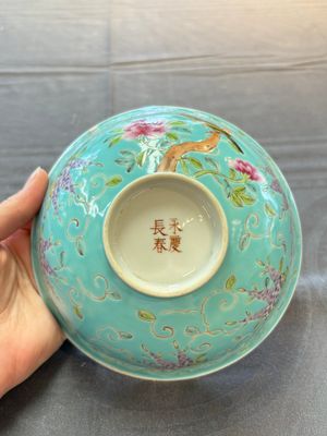 A Chinese turquoise-ground grisaille-decorated Dayazhai-style bowl and a libation cup, Yong Qing Chang Chun 永慶長春 mark, 19th C. — 照片 12