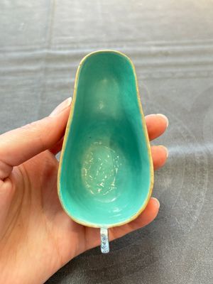 A Chinese turquoise-ground grisaille-decorated Dayazhai-style bowl and a libation cup, Yong Qing Chang Chun 永慶長春 mark, 19th C. — 照片 5