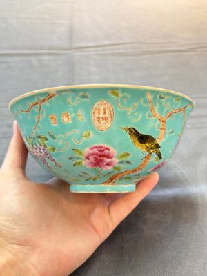 A Chinese turquoise-ground grisaille-decorated Dayazhai-style bowl and a libation cup, Yong Qing Chang Chun 永慶長春 mark, 19th C. — 照片 7