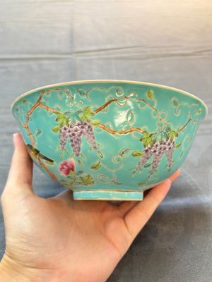 A Chinese turquoise-ground grisaille-decorated Dayazhai-style bowl and a libation cup, Yong Qing Chang Chun 永慶長春 mark, 19th C. — 照片 8