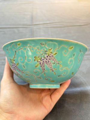 A Chinese turquoise-ground grisaille-decorated Dayazhai-style bowl and a libation cup, Yong Qing Chang Chun 永慶長春 mark, 19th C. — 照片 9