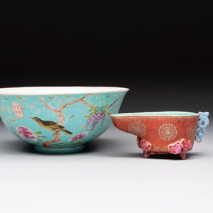 A Chinese turquoise-ground grisaille-decorated Dayazhai-style bowl and a libation cup, Yong Qing Chang Chun 永慶長春 mark, 19th C. — 照片 1