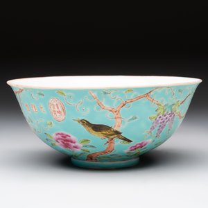 A Chinese turquoise-ground grisaille-decorated Dayazhai-style bowl and a libation cup, Yong Qing Chang Chun 永慶長春 mark, 19th C. — 照片 2