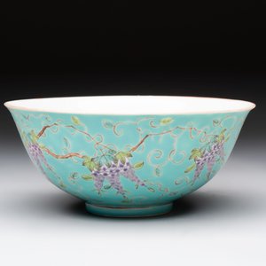 A Chinese turquoise-ground grisaille-decorated Dayazhai-style bowl and a libation cup, Yong Qing Chang Chun 永慶長春 mark, 19th C. — 照片 3