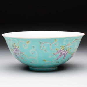 A Chinese turquoise-ground grisaille-decorated Dayazhai-style bowl and a libation cup, Yong Qing Chang Chun 永慶長春 mark, 19th C. — 照片 4