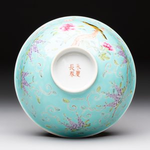 A Chinese turquoise-ground grisaille-decorated Dayazhai-style bowl and a libation cup, Yong Qing Chang Chun 永慶長春 mark, 19th C. — 照片 7