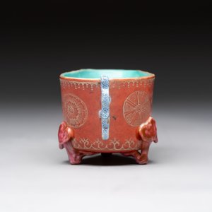 A Chinese turquoise-ground grisaille-decorated Dayazhai-style bowl and a libation cup, Yong Qing Chang Chun 永慶長春 mark, 19th C. — 照片 9