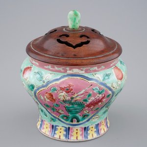 A Chinese turquoise ground "Straits" jar and jade-finial cover for the Indonesian market, 19th C. — 照片 1
