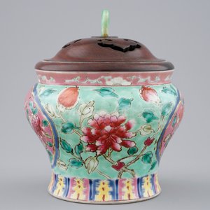 A Chinese turquoise ground "Straits" jar and jade-finial cover for the Indonesian market, 19th C. — 照片 5