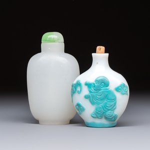 A Chinese turquoise-overlay white glass 'Fushou 福壽' snuff bottle and a glass imitating jade snuff bottle, Qianlong mark, 19th C. — photo 1