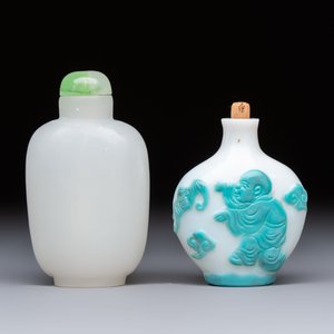 A Chinese turquoise-overlay white glass 'Fushou 福壽' snuff bottle and a glass imitating jade snuff bottle, Qianlong mark, 19th C. — photo 2