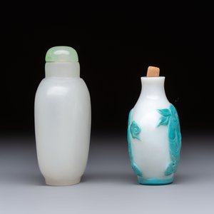 A Chinese turquoise-overlay white glass 'Fushou 福壽' snuff bottle and a glass imitating jade snuff bottle, Qianlong mark, 19th C. — photo 3
