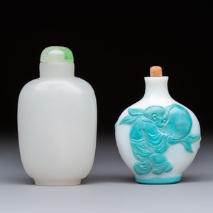A Chinese turquoise-overlay white glass 'Fushou 福壽' snuff bottle and a glass imitating jade snuff bottle, Qianlong mark, 19th C. — photo 4