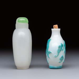 A Chinese turquoise-overlay white glass 'Fushou 福壽' snuff bottle and a glass imitating jade snuff bottle, Qianlong mark, 19th C. — photo 5