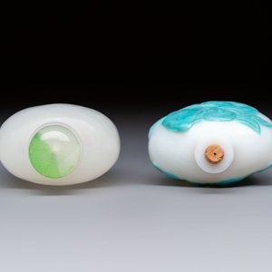 A Chinese turquoise-overlay white glass 'Fushou 福壽' snuff bottle and a glass imitating jade snuff bottle, Qianlong mark, 19th C. — photo 6