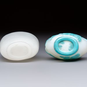 A Chinese turquoise-overlay white glass 'Fushou 福壽' snuff bottle and a glass imitating jade snuff bottle, Qianlong mark, 19th C. — photo 7