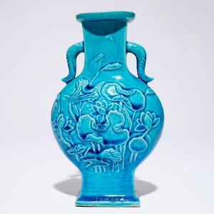A Chinese turquoise relief-decorated moonflask with relief design, 19th C. — 照片 3