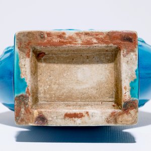 A Chinese turquoise relief-decorated moonflask with relief design, 19th C. — 照片 5