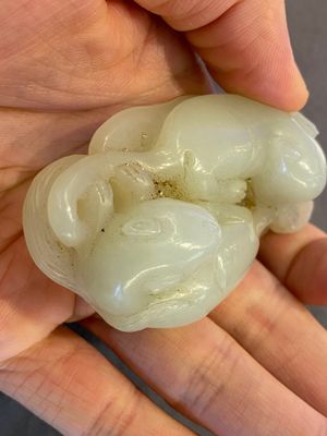 A Chinese 'twin cat' carved jade pendant, Qing — 照片 4