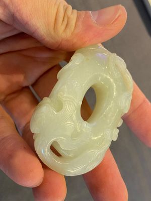 A Chinese 'twin chilong’ white jade circular pendant, Qing — 照片 4