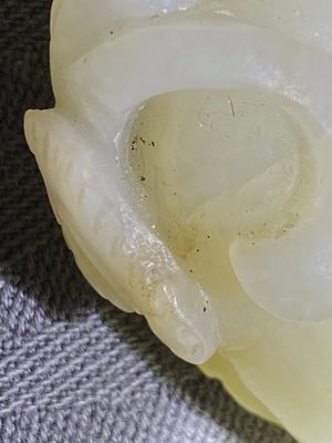 A Chinese 'twin chilong’ white jade circular pendant, Qing — 照片 5