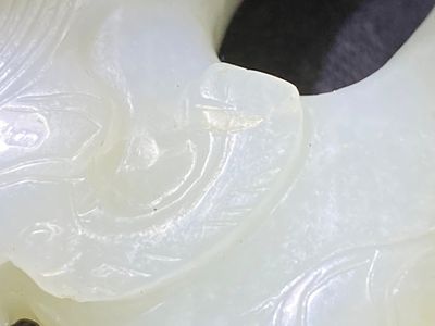 A Chinese 'twin chilong’ white jade circular pendant, Qing — 照片 7