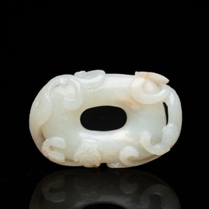 A Chinese 'twin chilong’ white jade circular pendant, Qing — 照片 2