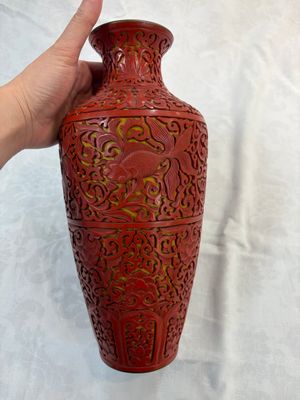 A Chinese two-colour lacquer 'Goldfish' vase, Republic — photo 3