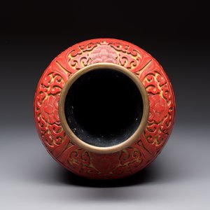 A Chinese two-colour lacquer 'Goldfish' vase, Republic — photo 6