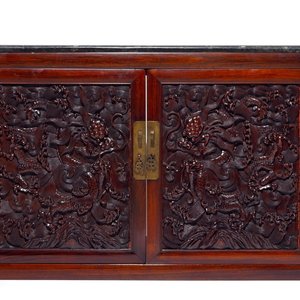 A Chinese two doors cabinet in hongmu and huanghuali with zitan dragon panels, 18/19th C. — 照片 1