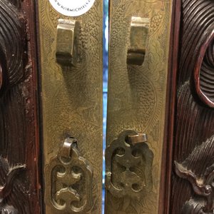 A Chinese two doors cabinet in hongmu and huanghuali with zitan dragon panels, 18/19th C. — 照片 22