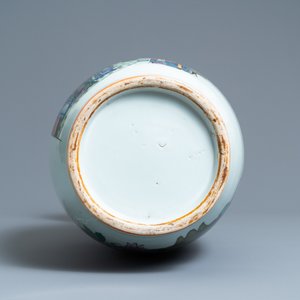 A Chinese two-sided famille rose vase, 19/20th C. — photo 6