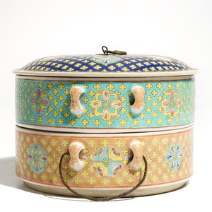 A Chinese two-tier famille rose box and cover for the Straits or Peranakan market, 19th C. — photo 3