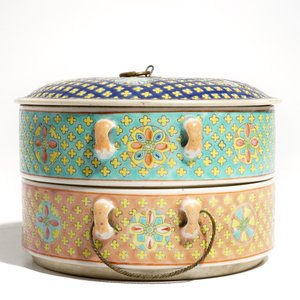 A Chinese two-tier famille rose box and cover for the Straits or Peranakan market, 19th C. — photo 5