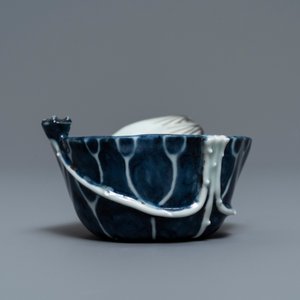 A Chinese underglaze blue and copper-red 'crab and lotus' water dropper, Kangxi — 照片 3