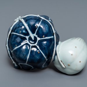A Chinese underglaze blue and copper-red 'crab and lotus' water dropper, Kangxi — 照片 7