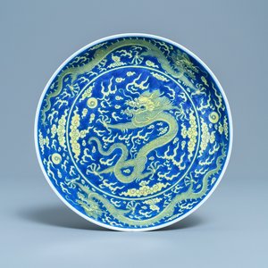 A Chinese underglaze blue and yellow-glazed 'dragon' dish, Qianlong mark and of the period — 照片 1