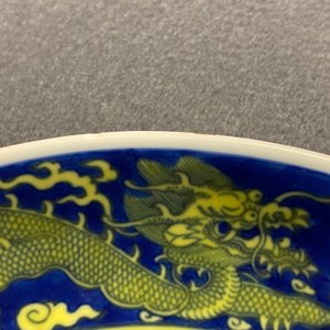 A Chinese underglaze blue and yellow-glazed 'dragon' dish, Qianlong mark and of the period — 照片 3