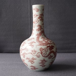 A Chinese underglaze red bottle-shaped 'dragon' vase, 19/20th C. — photo 12