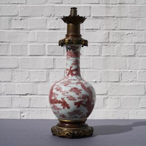 A Chinese underglaze red bottle-shaped 'dragon' vase with gilt-bronze mounts, 18/19th C. — 照片 19