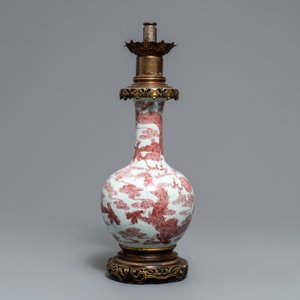 A Chinese underglaze red bottle-shaped 'dragon' vase with gilt-bronze mounts, 18/19th C. — 照片 3